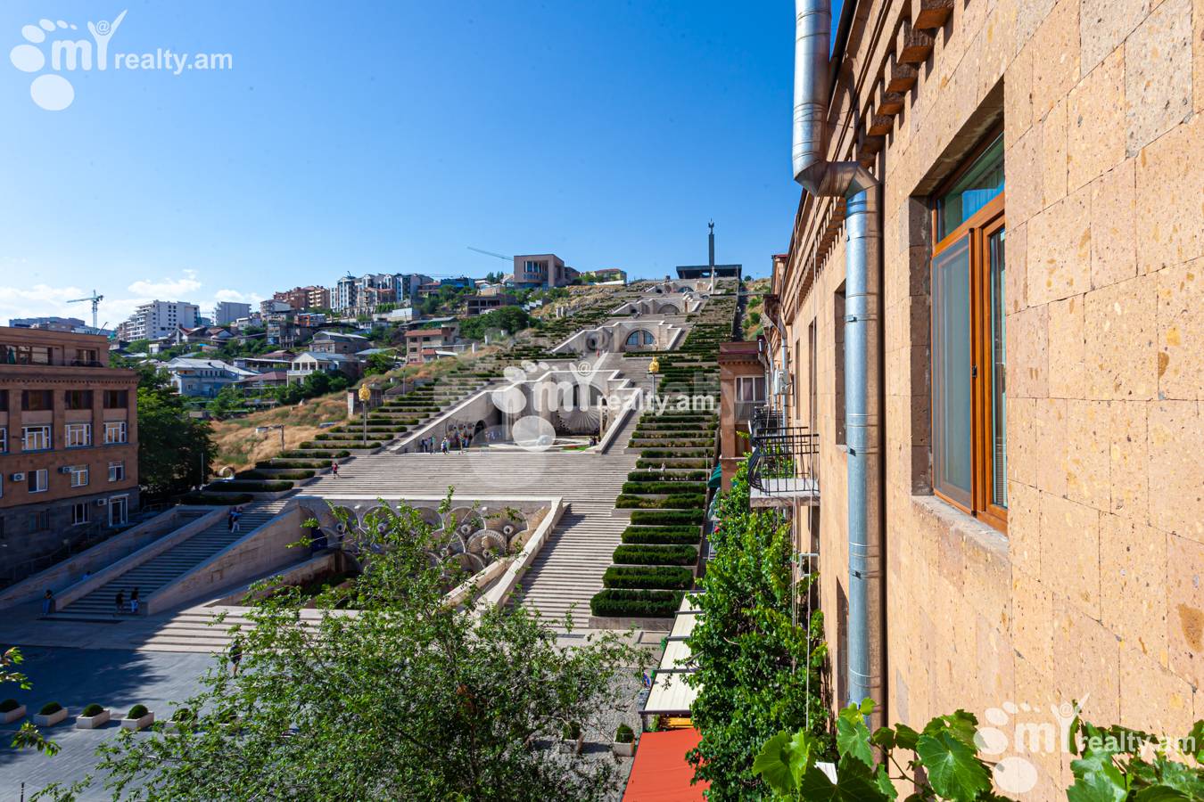 4 սենյականոց բնակարան  Իսահակյան փող, Կենտրոն Երևան, 151935