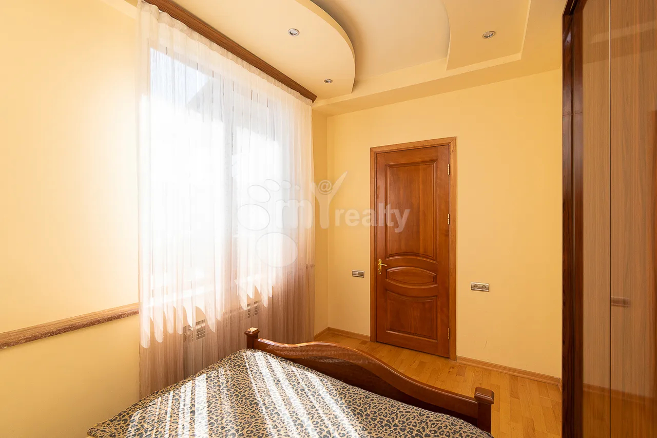 5 bedroom apartment for rent Nalbandyan St, Center Yerevan, 161916