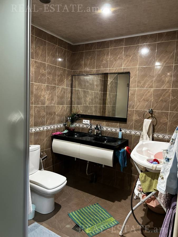 6 սենյականոց բնակարան  Հերացու փող, Կենտրոն Երևան, 137083