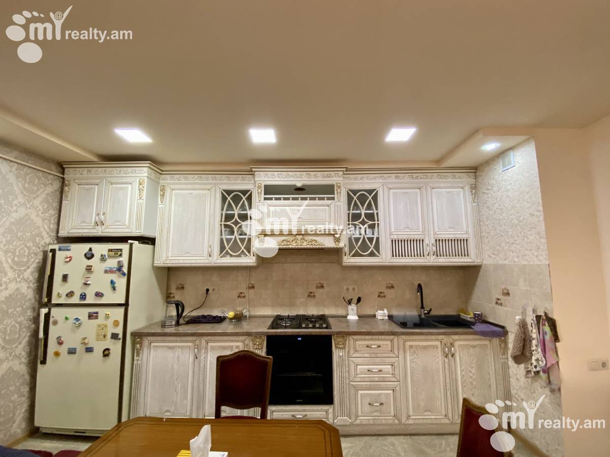 Купить 4 комнатную квартиру Вардананц ул, Центр Ереван, 130942