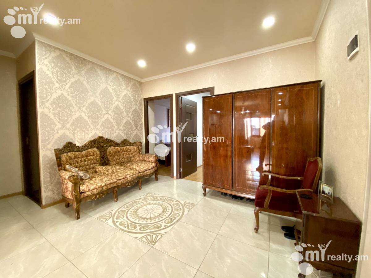 Купить 4 комнатную квартиру Вардананц ул, Центр Ереван, 130942
