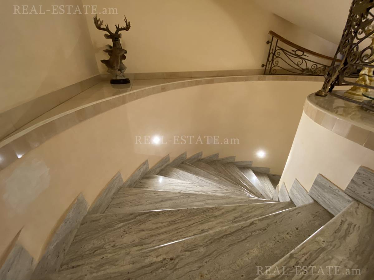 Купить дом Таиров ул., Центр Ереван, 118399