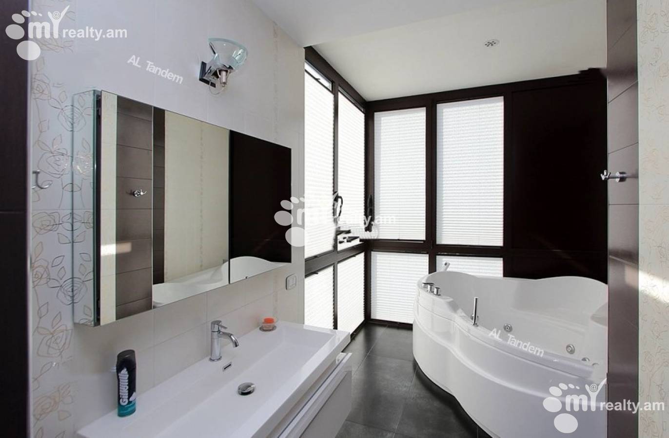 3 սենյականոց բնակարան վարձով Վ. Սարգսյան փող, Կենտրոն Երևան, 122599