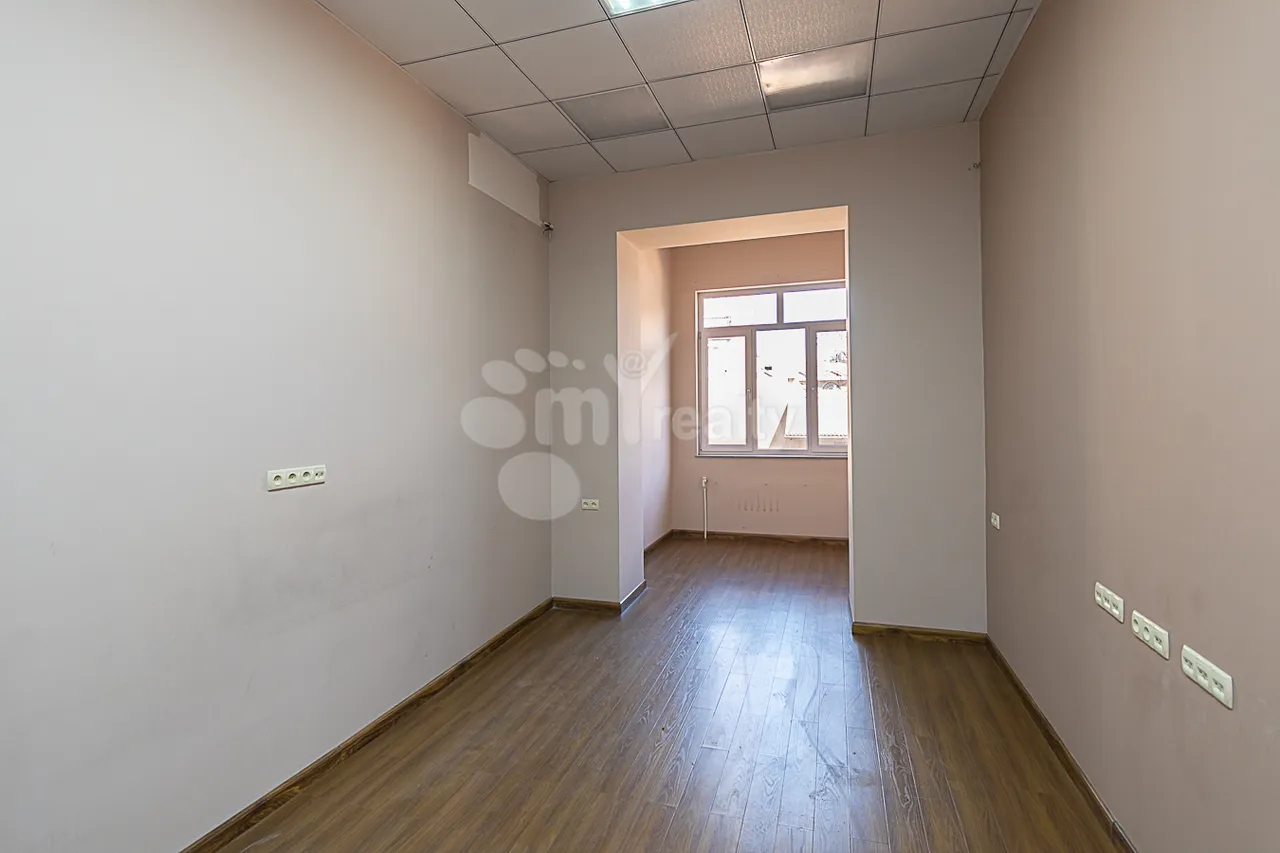 Купить 3 комнатную квартиру Паронян ул, Центр Ереван, 159744