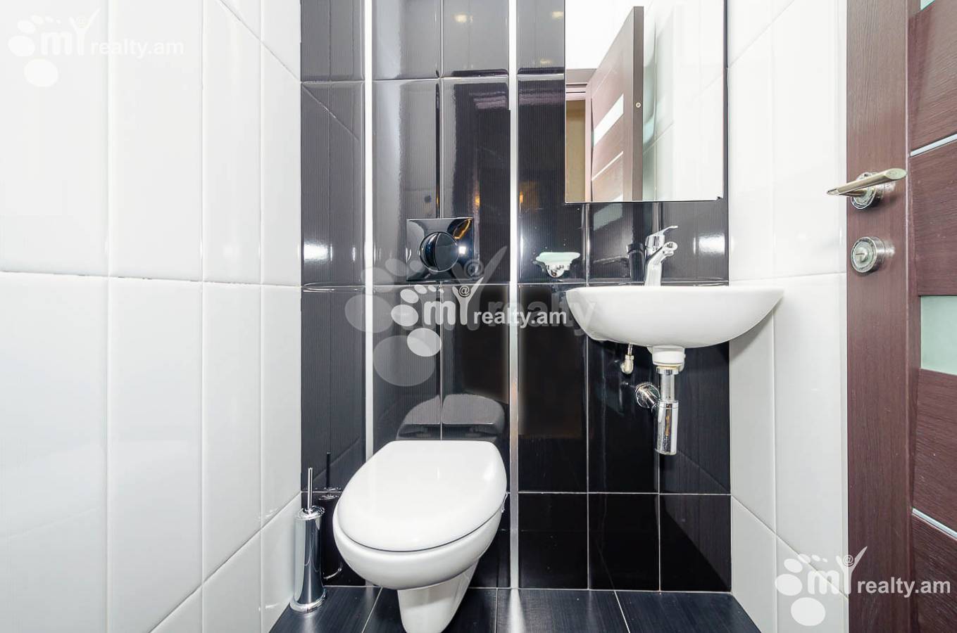 3 սենյականոց բնակարան  Ամիրյան փող, Կենտրոն Երևան, 146155