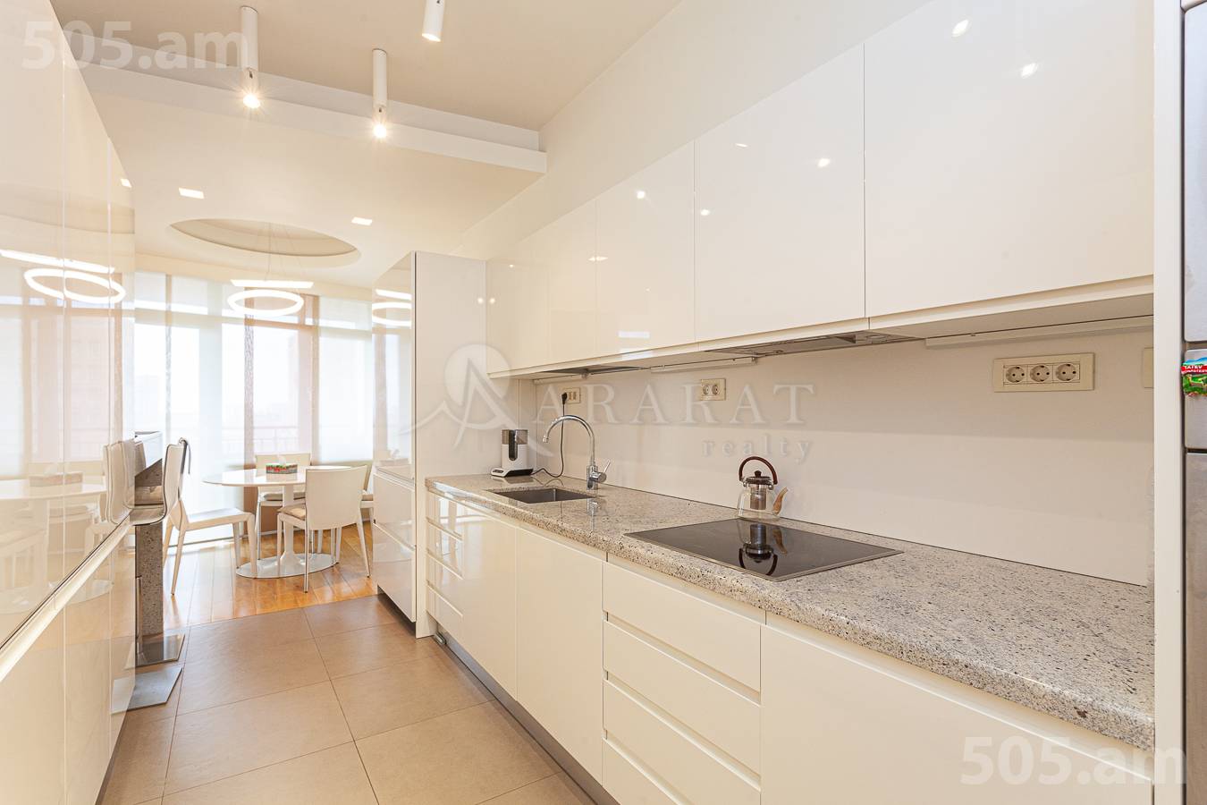 Купить 4 комнатную квартиру Вардананц ул, Центр Ереван, 154696