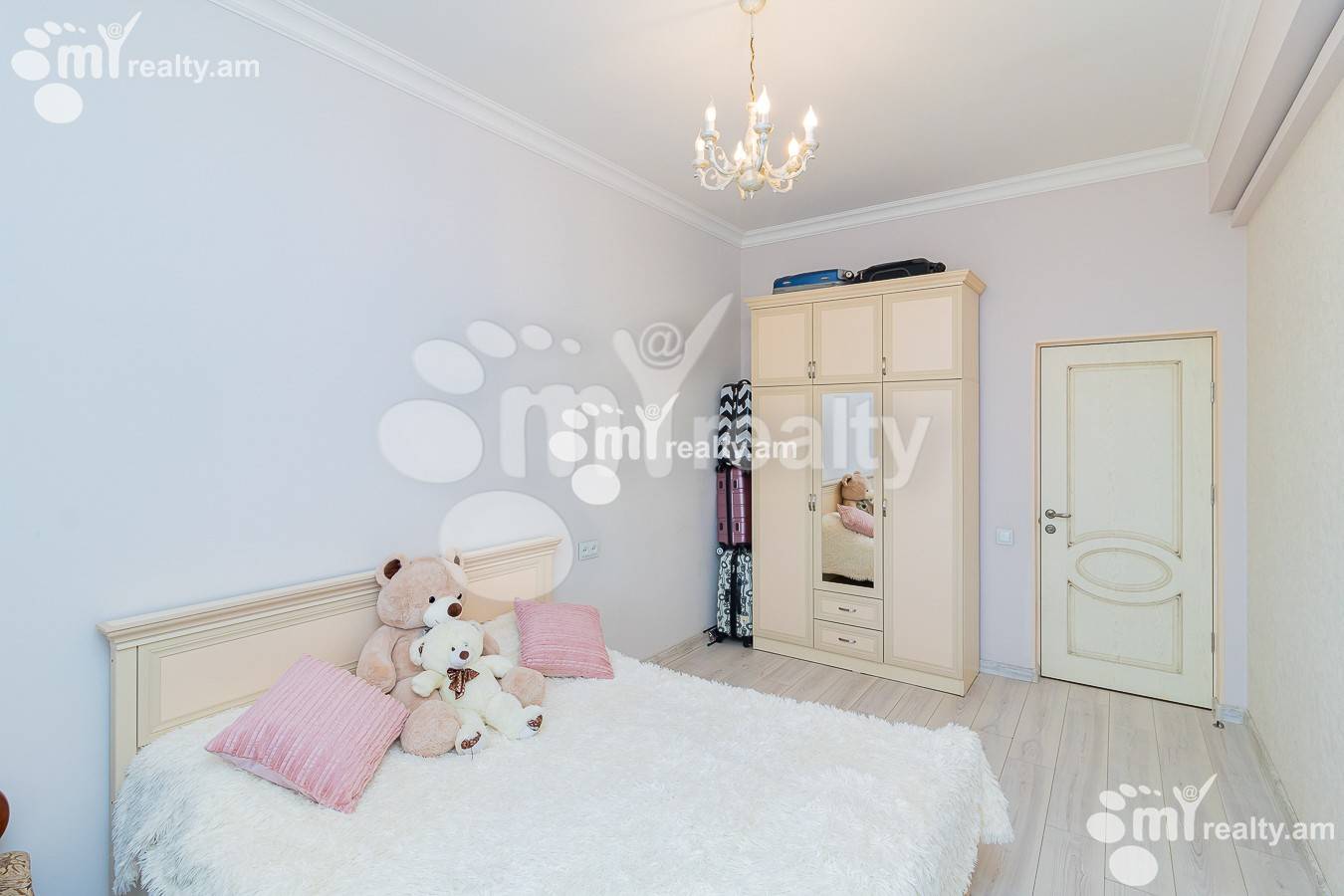 3 սենյականոց բնակարան  Ծիծեռնակաբերդի խճուղի, Կենտրոն Երևան, 135265