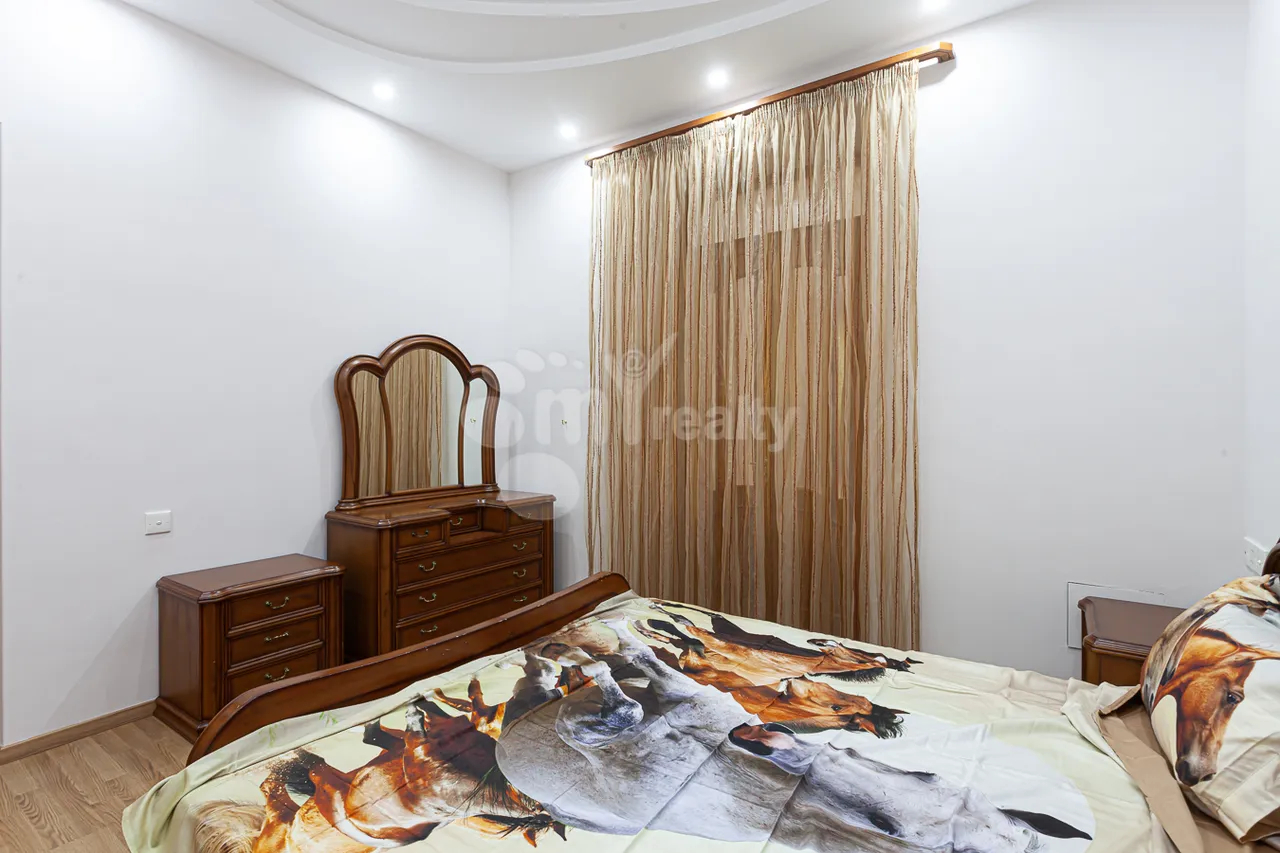 3 bedroom apartment for rent Abovyan St, Center Yerevan, 160742