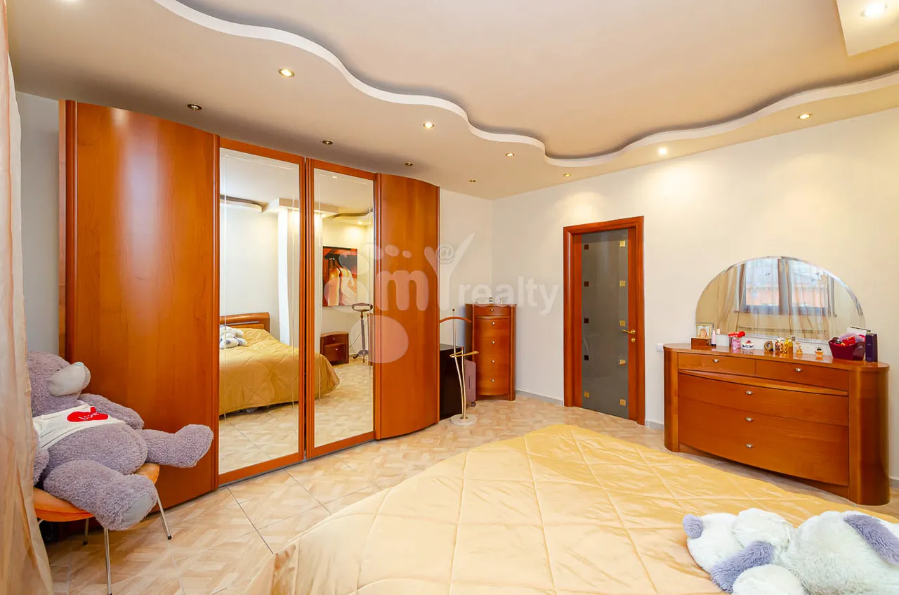 4 bedroom apartment for sale Nalbandyan St, Center Yerevan, 161932