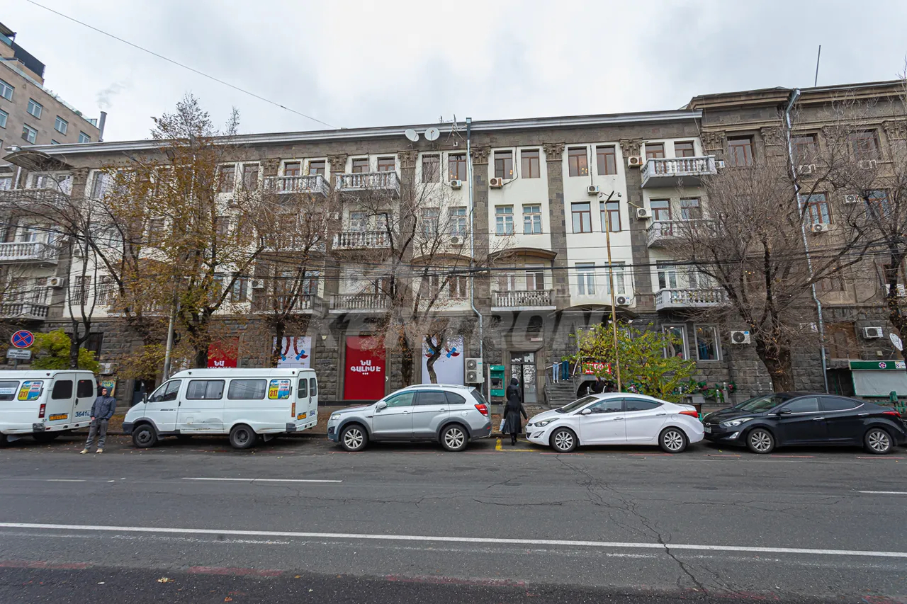 4 սենյականոց բնակարան  Իսահակյան փող, Կենտրոն Երևան, 158231