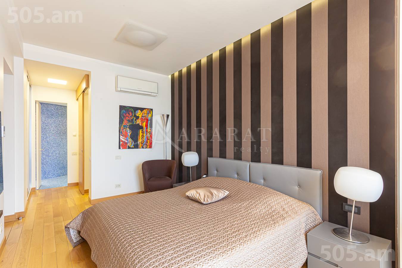 Купить 4 комнатную квартиру Вардананц ул, Центр Ереван, 154696