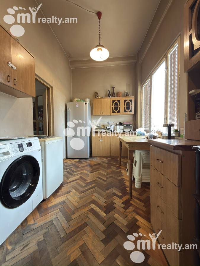 3 սենյականոց բնակարան  Պարոնյան փող, Կենտրոն Երևան, 159680