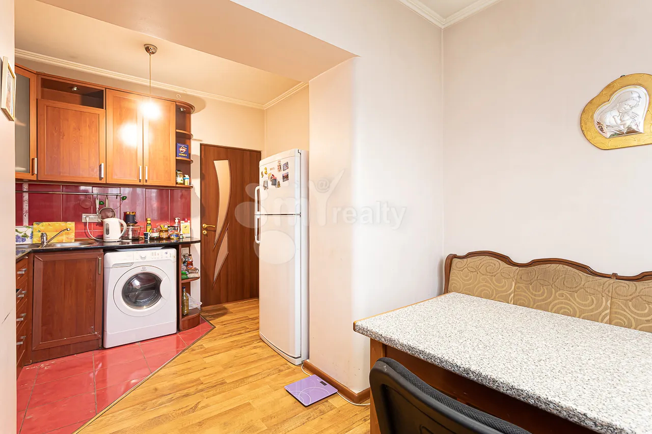 3 bedroom apartment for sale خیابان ابوویان, مرکز شهر ایروان, 157549