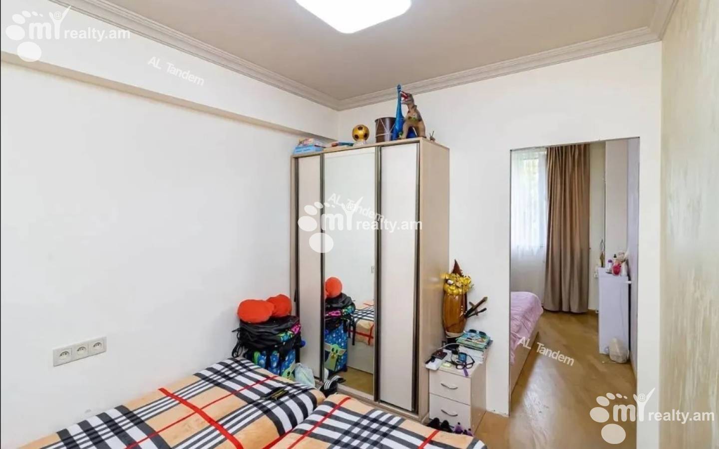 Купить 3 комнатную квартиру Нар Дос ул, Центр Ереван, 158191