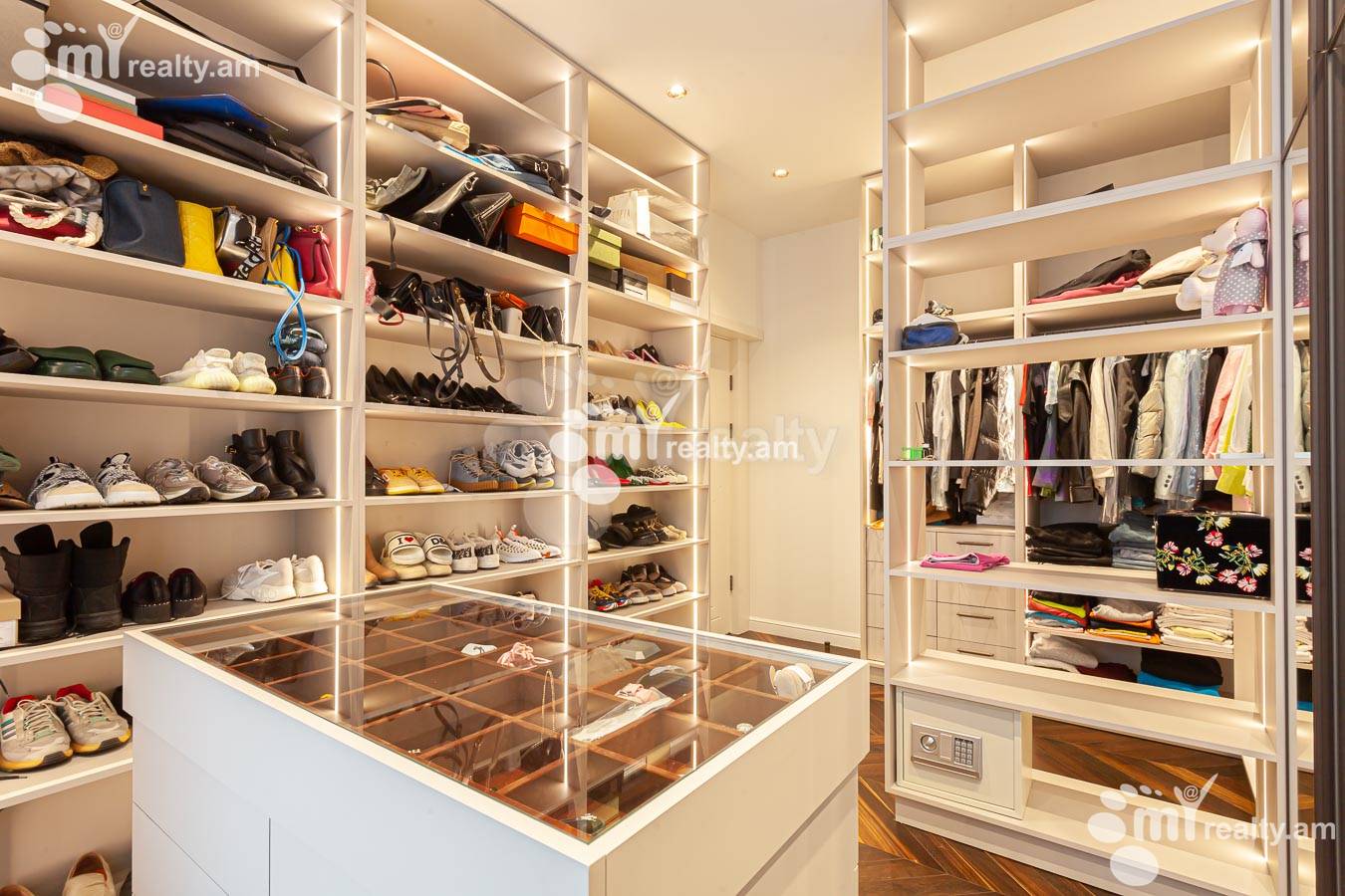 4 bedroom apartment for rent خیابان بوزند, مرکز شهر ایروان, 155158