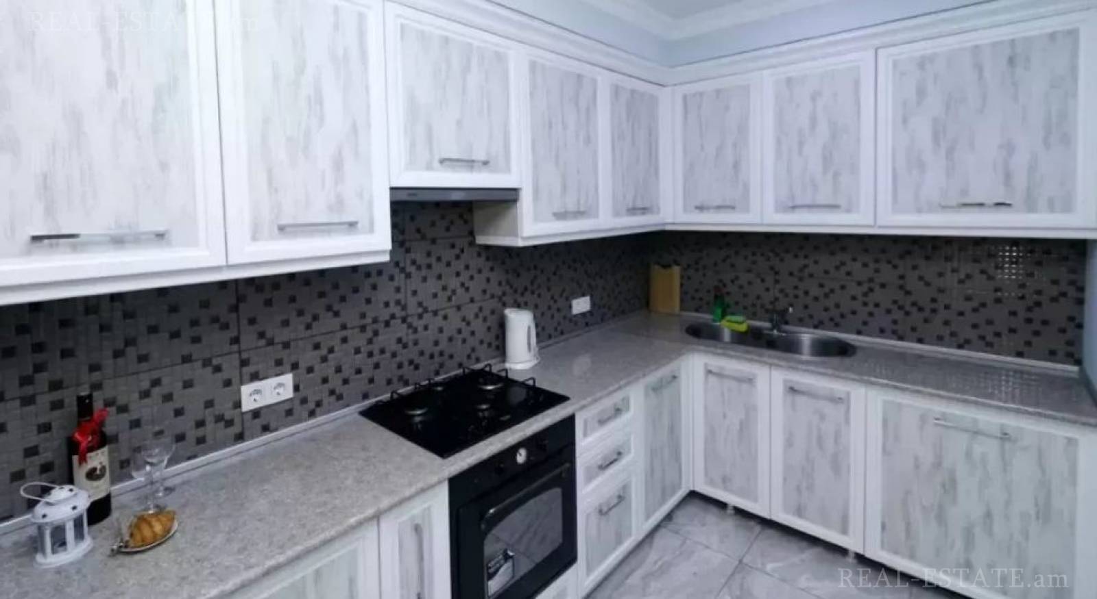 3 սենյականոց բնակարան  Նալբանդյան փող, Կենտրոն Երևան, 137696