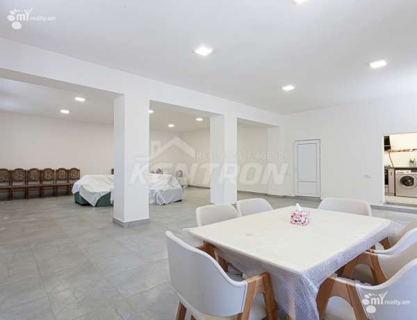 arandznatun-vacharq-Yerevan-Erebuni