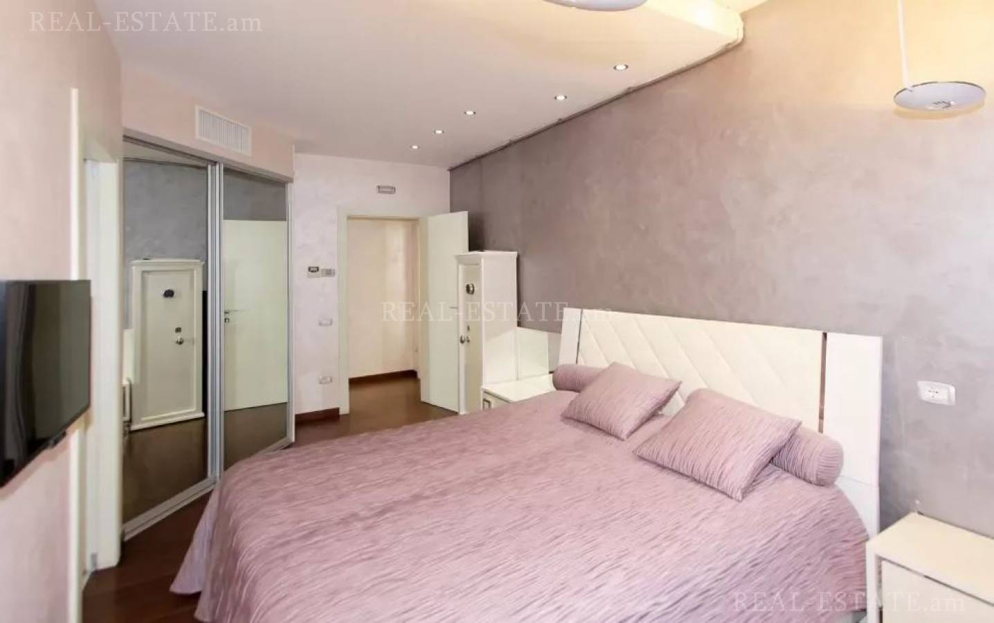 3 bedroom apartment for sale خیابان وازگِن سارگیسیان, مرکز شهر ایروان, 125068