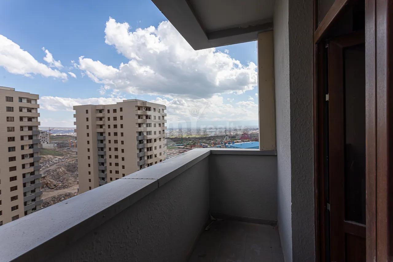 4 սենյականոց բնակարան  Մ․ Մելքոնյան փող, Կենտրոն Երևան, 160108