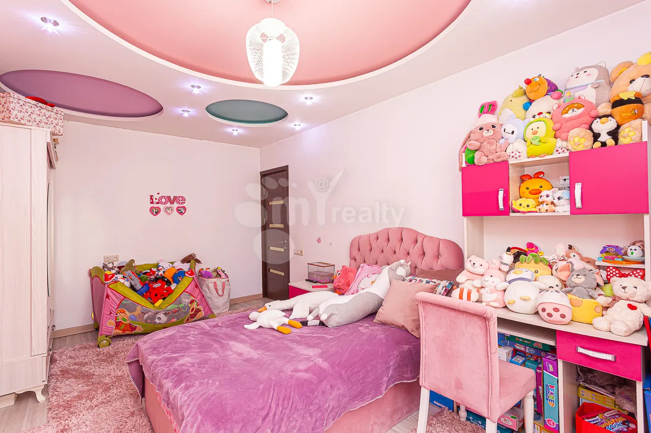 4 bedroom apartment for sale Nalbandyan St, Center Yerevan, 158811