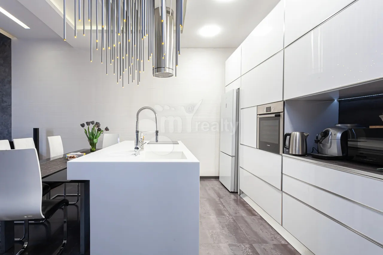 Купить 4 комнатную квартиру Маштоца пр, Центр Ереван, 158537