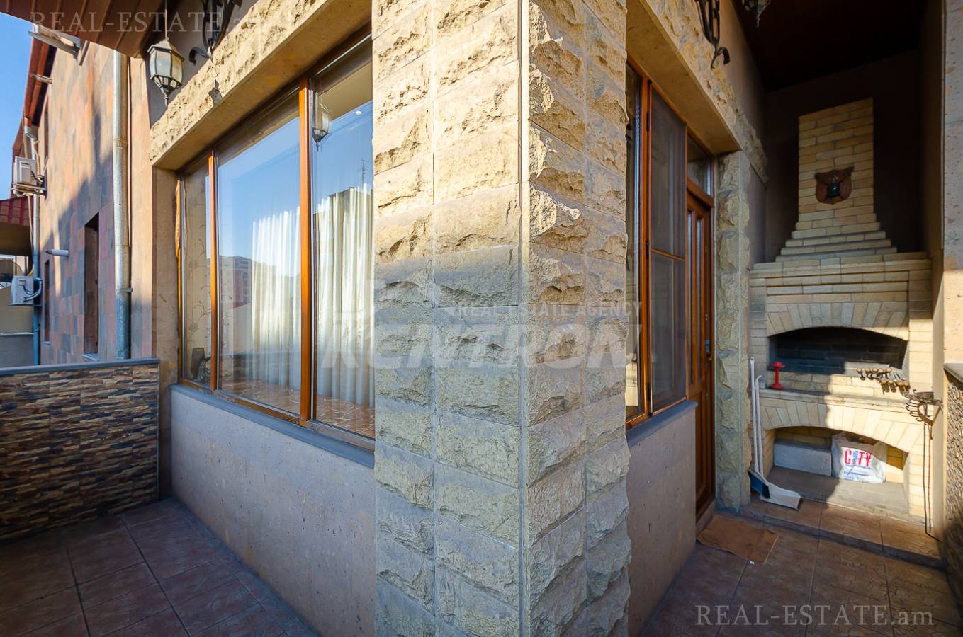 Купить 5 комнатную квартиру Мгер Мкртчян ул, Центр Ереван, 143829