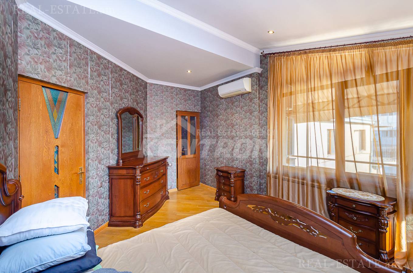 Купить 5 комнатную квартиру Мгер Мкртчян ул, Центр Ереван, 143829