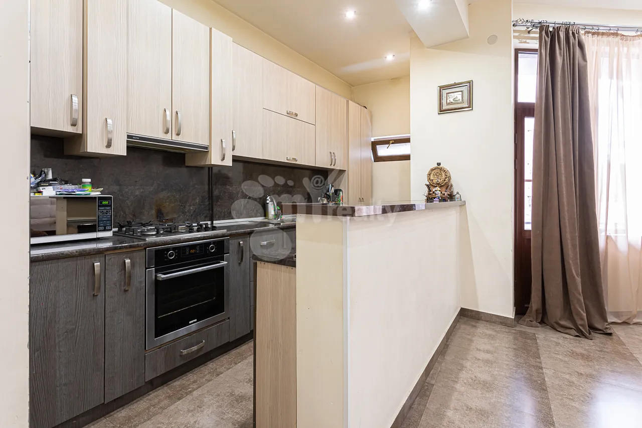 4 bedroom apartment for sale Hanrapetutyan St, Center Yerevan, 159015
