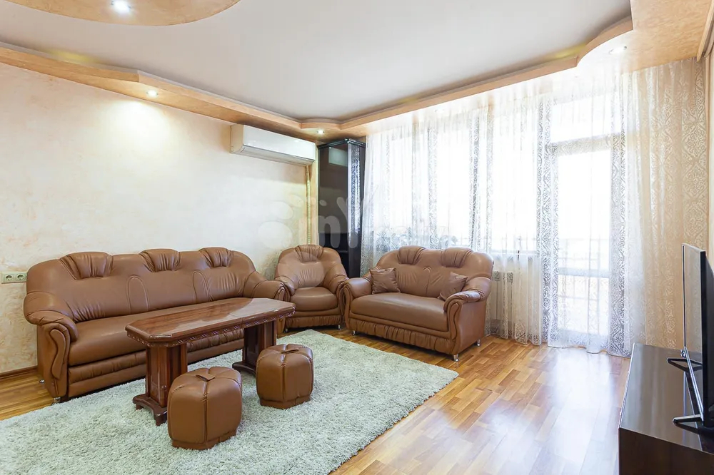 varcov-bnakaran-norakaruycum/2-senyakanoc/Aram+St/Center/Yerevan