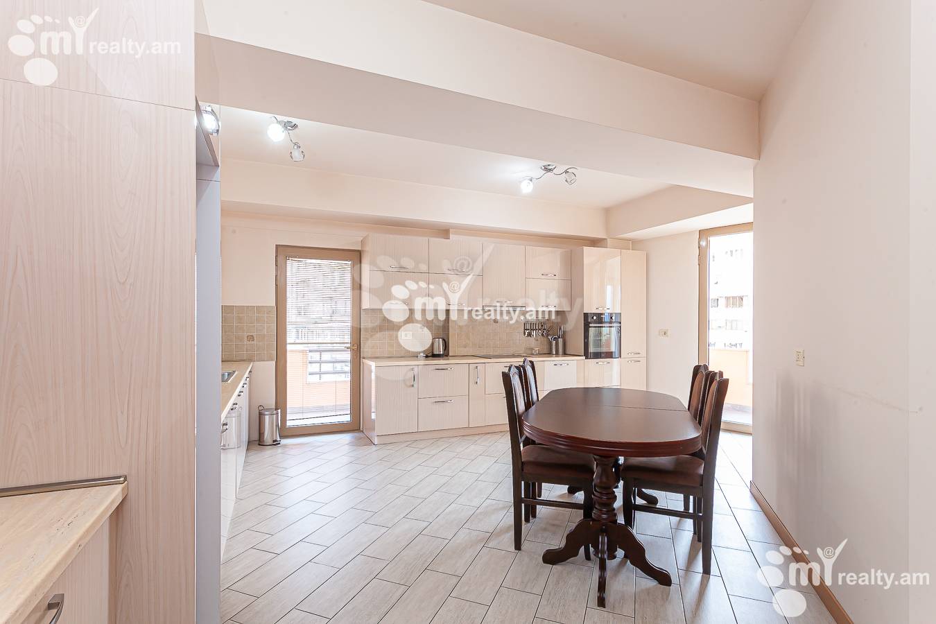 4 սենյականոց բնակարան  Լեոի փող, Կենտրոն Երևան, 153427