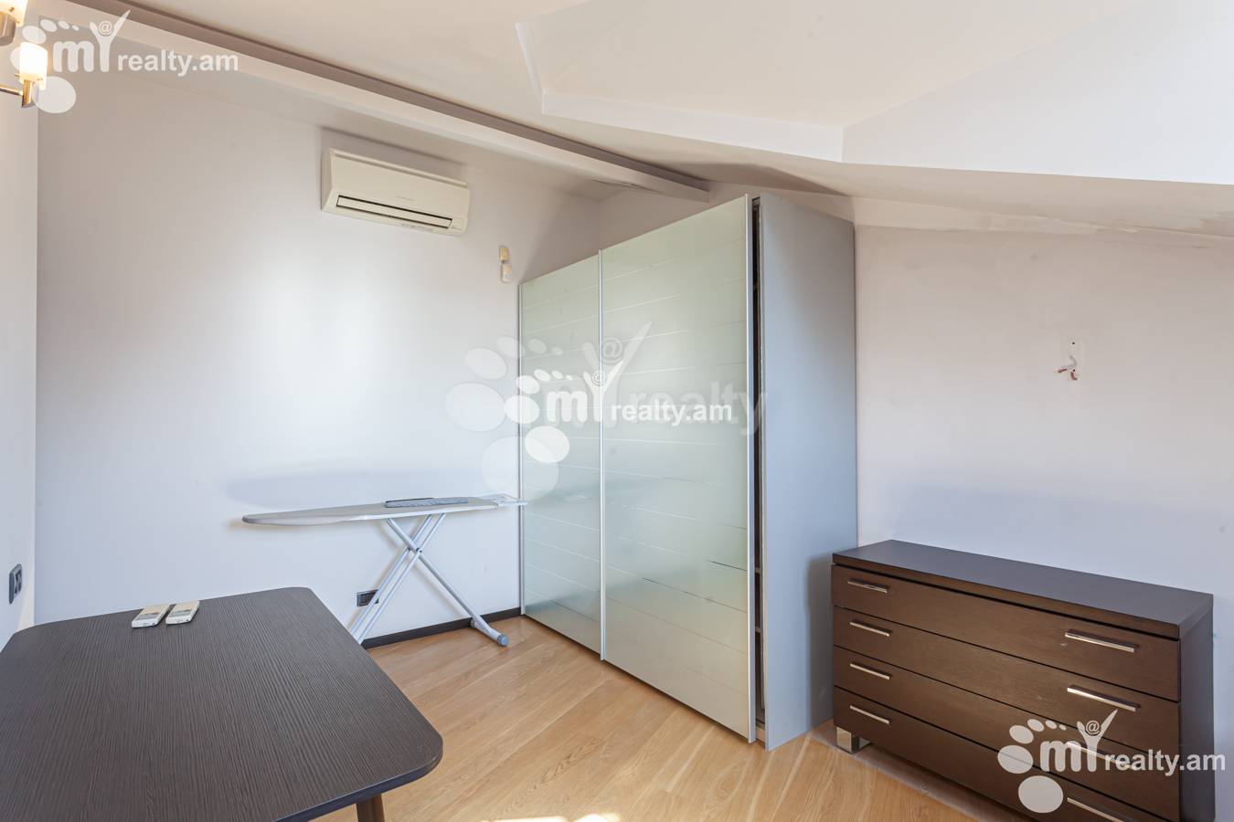 4 սենյականոց բնակարան  Իսահակյան փող, Կենտրոն Երևան, 151935