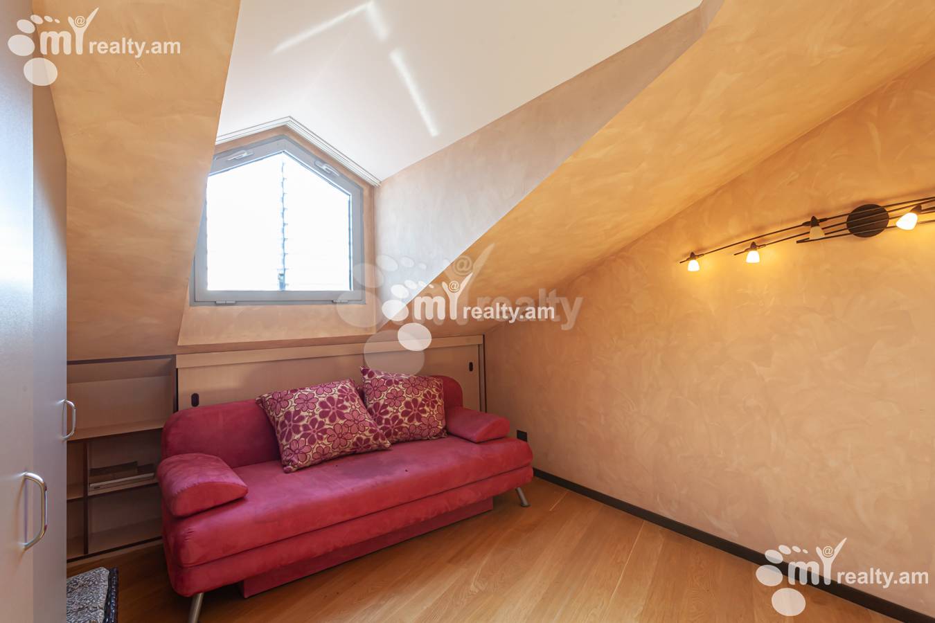 4 սենյականոց բնակարան  Իսահակյան փող, Կենտրոն Երևան, 151935