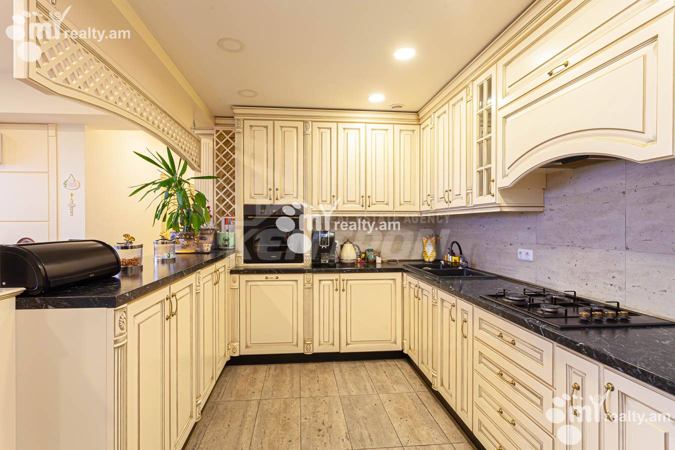 4 սենյականոց բնակարան  Լեռ. Կամսարի փող, Կենտրոն Երևան, 153801