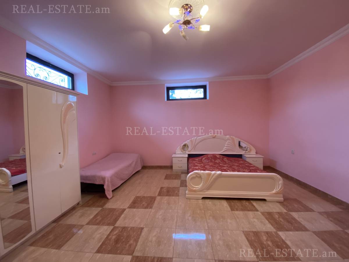 Купить дом Таиров ул., Центр Ереван, 118399