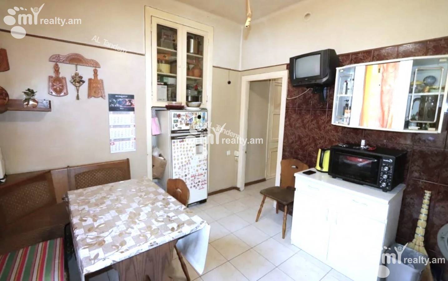 3 սենյականոց բնակարան  Մաշտոցի պող, Կենտրոն Երևան, 145019