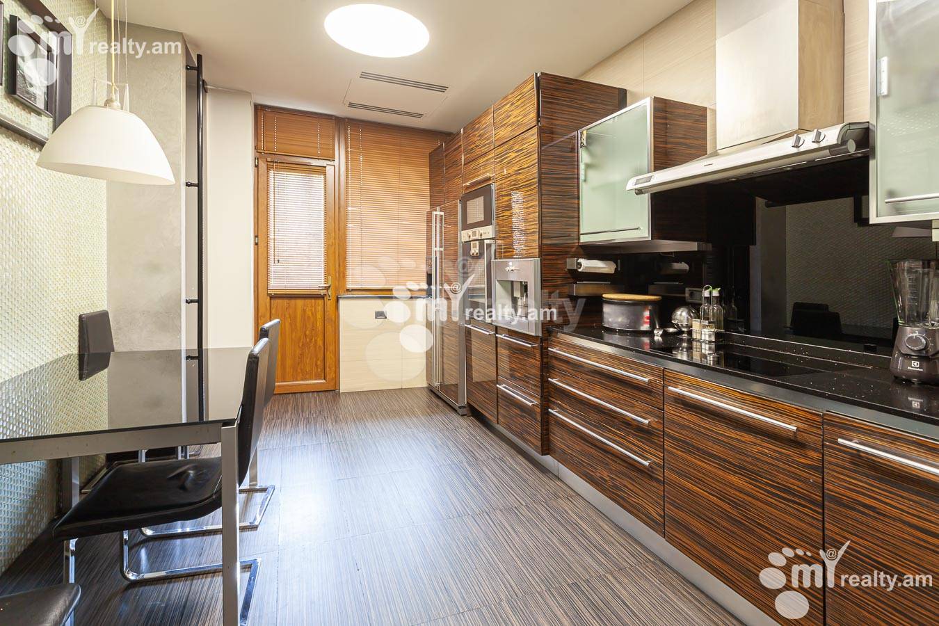 4 սենյականոց բնակարան  Տերյան փող, Կենտրոն Երևան, 155295