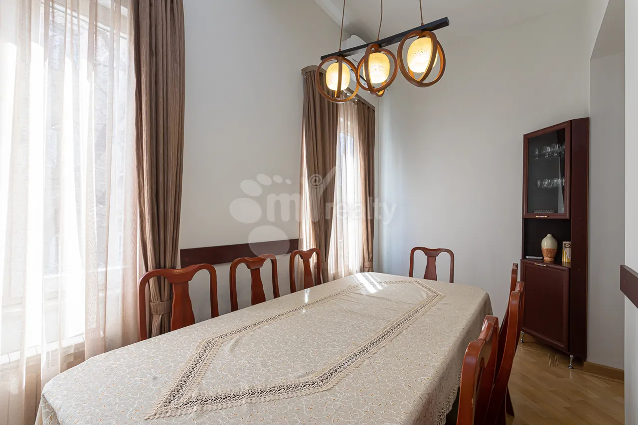 3 սենյականոց բնակարան  Մաշտոցի պող, Կենտրոն Երևան, 159723