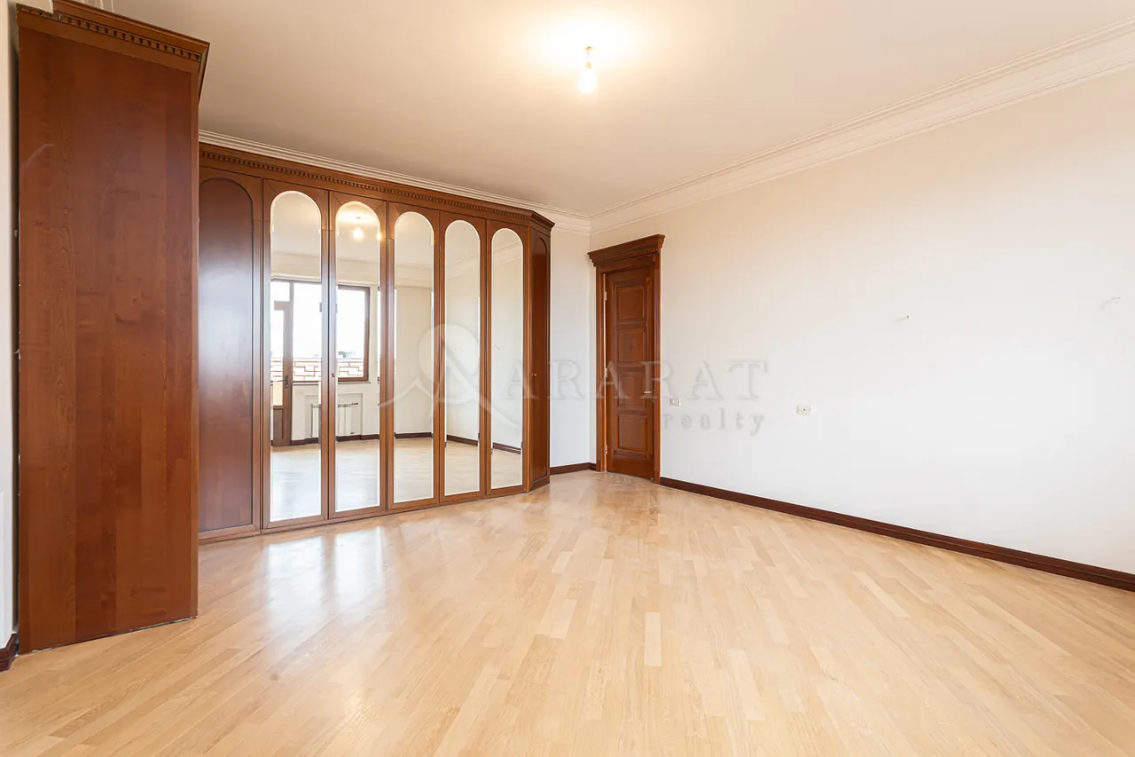 Купить 3 комнатную квартиру Вардананц ул, Центр Ереван, 157554