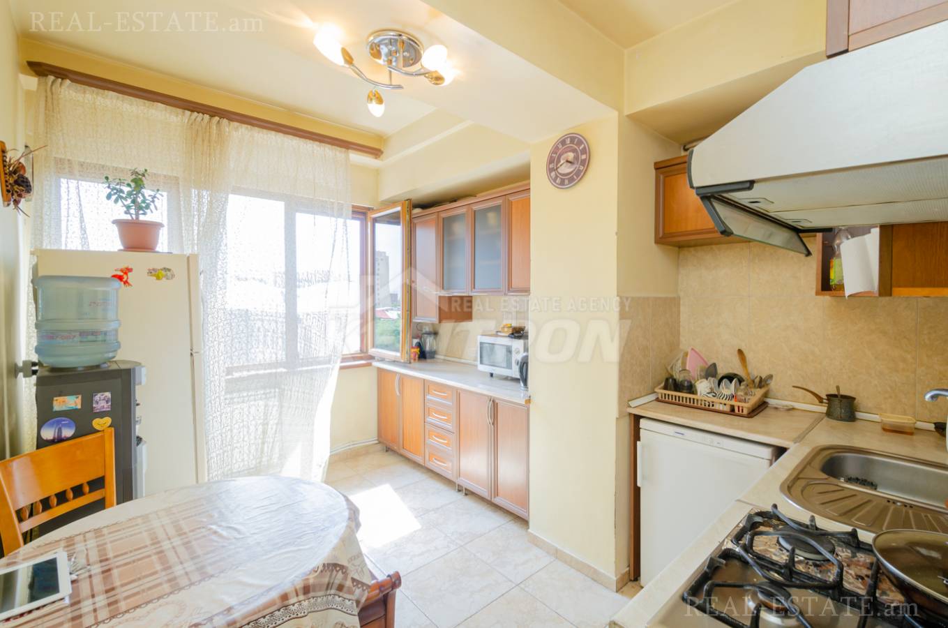 Купить 3 комнатную квартиру Анрапетутян ул, Центр Ереван, 137008