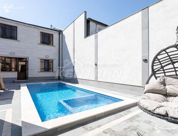 arandznatun-vacharq-Yerevan-Erebuni