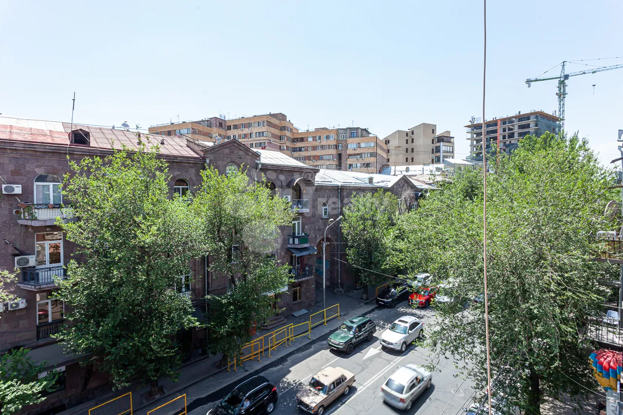 3 սենյականոց բնակարան վարձով Պարոնյան փող, Կենտրոն Երևան, 157956