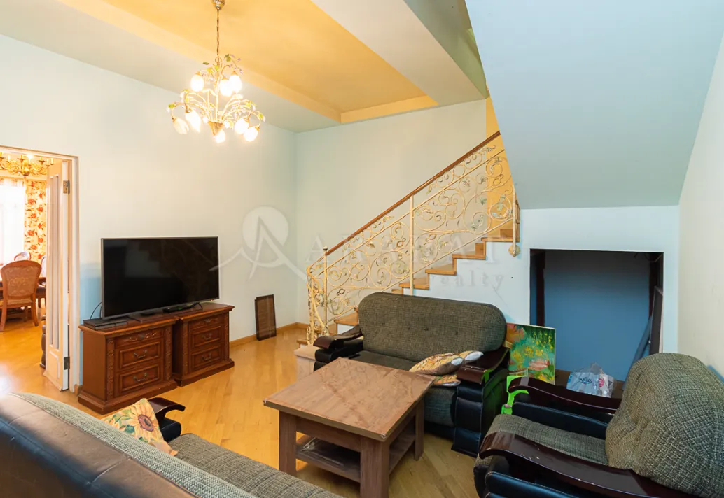 5 bedroom apartment for sale Zakyan St, Center Yerevan, 161876