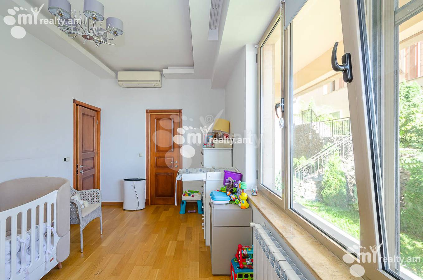 4 bedroom apartment for sale خیابان آنتارایین, مرکز شهر ایروان, 151536