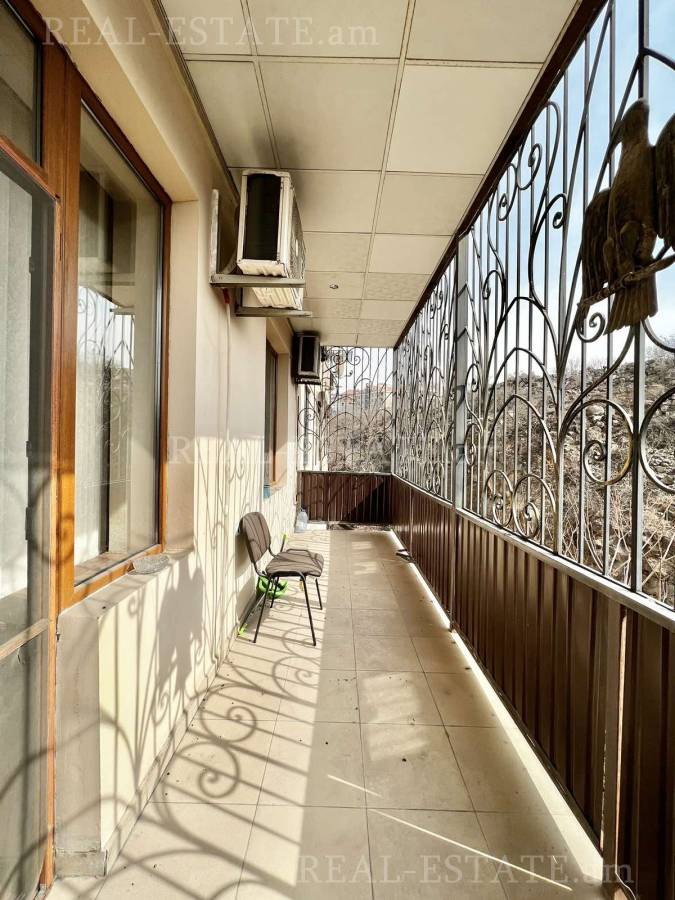 Купить 3 комнатную квартиру Лер. Камсар ул, Центр Ереван, 129972