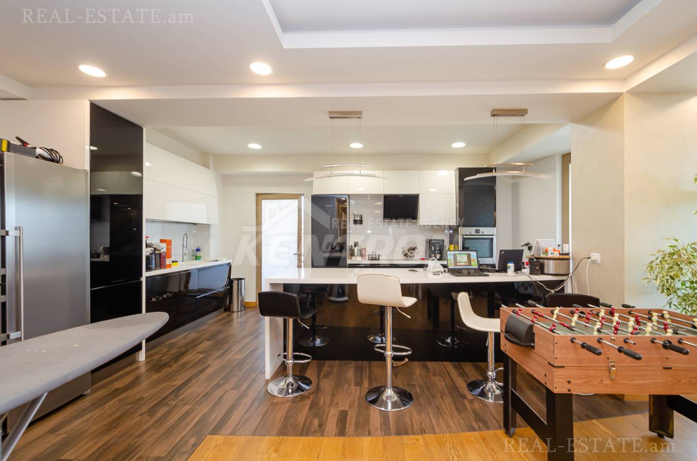 5 սենյականոց բնակարան  Լեոի փող, Կենտրոն Երևան, 138867