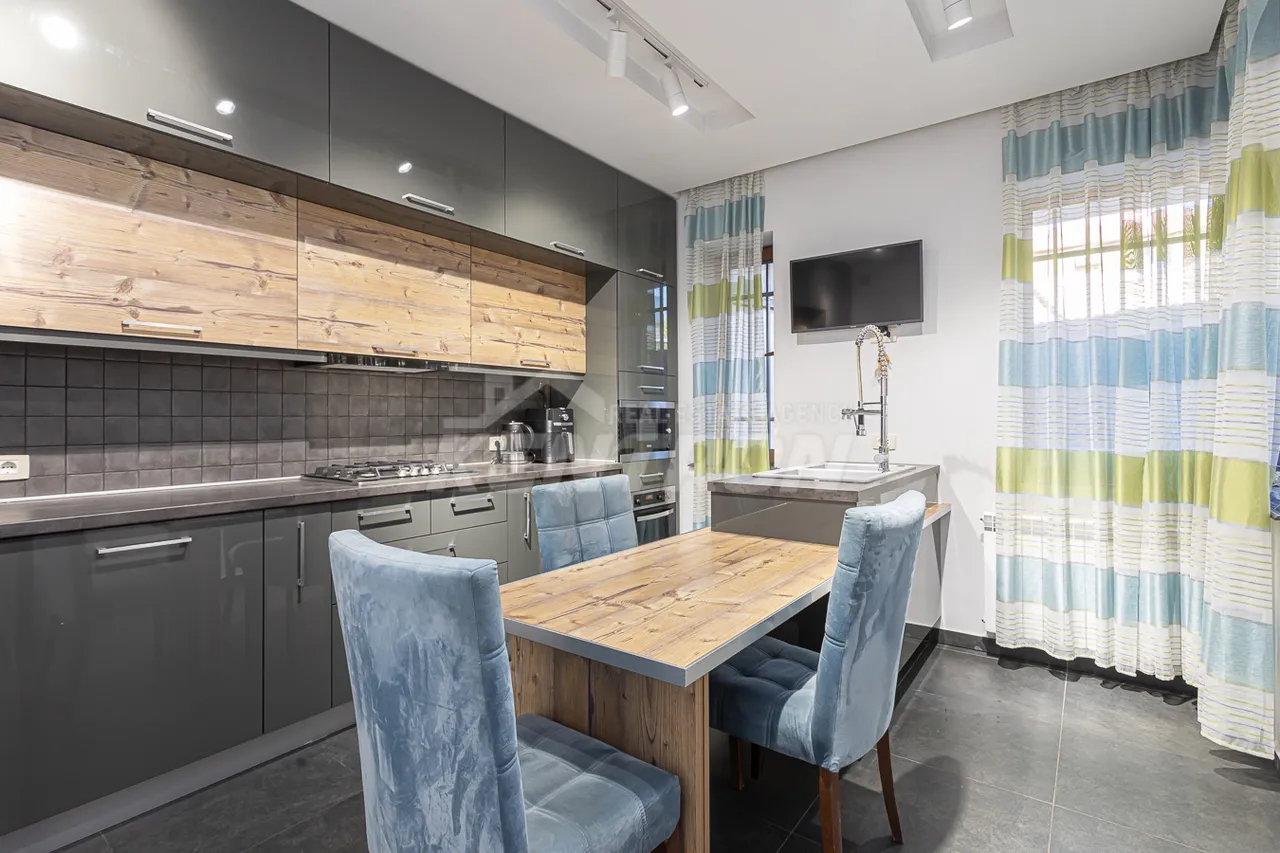 House for sale Lusinyants street, مرکز شهر ایروان, 157386