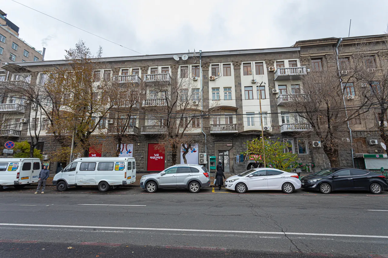 4 սենյականոց բնակարան  Իսահակյան փող, Կենտրոն Երևան, 158233