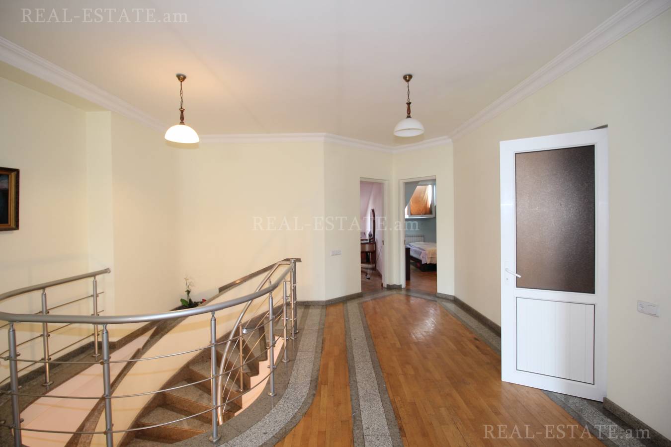 4 սենյականոց բնակարան  Պարոնյան փող, Կենտրոն Երևան, 86934