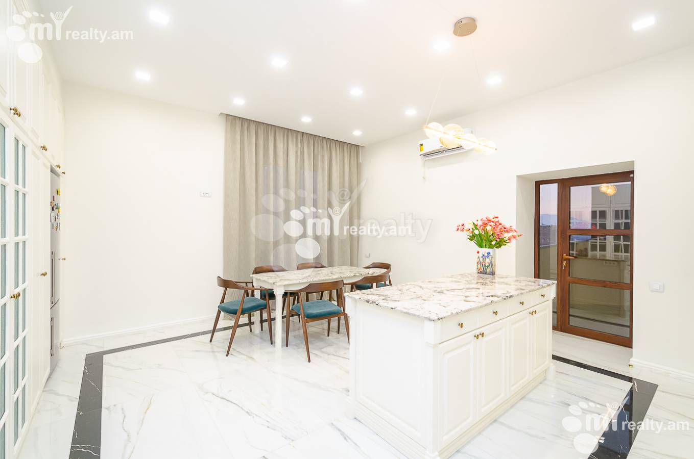 Снять 4 комнатную квартиру Амирян ул, Центр Ереван, 145989