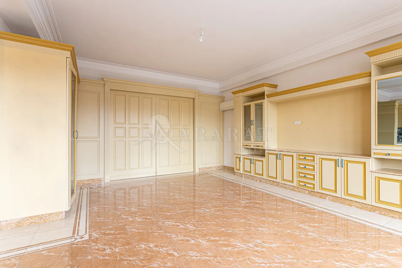 Купить 3 комнатную квартиру Вардананц ул, Центр Ереван, 157554